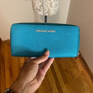 Turquoise wallet in good condition